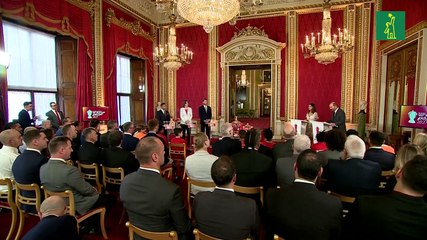 El príncipe Enrique reaparece en público tras sacudir la monarquía británica