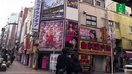 Un pastor roquero busca salvar las almas del barrio rojo de Tokio