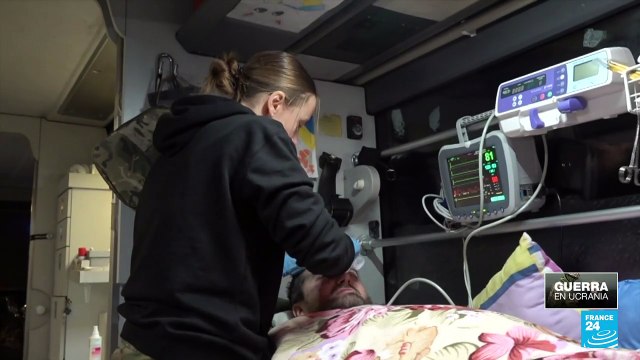 Evacuación de soldados heridos bajo fuego enemigo en la zona de guerra más difícil de Ucrania