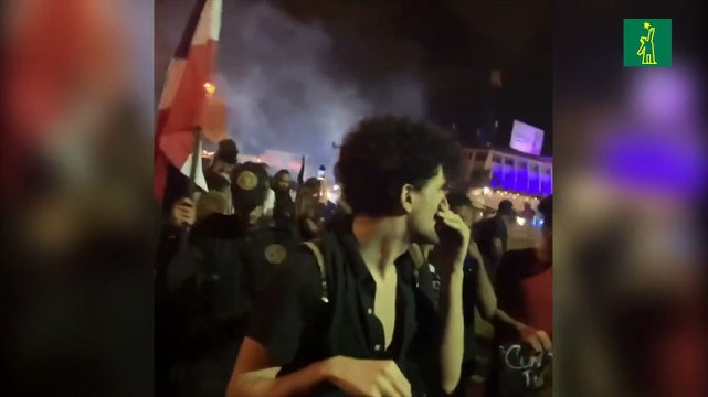 Policía lanzan bombas lacrimógenas a manifestantes frente a la JCE