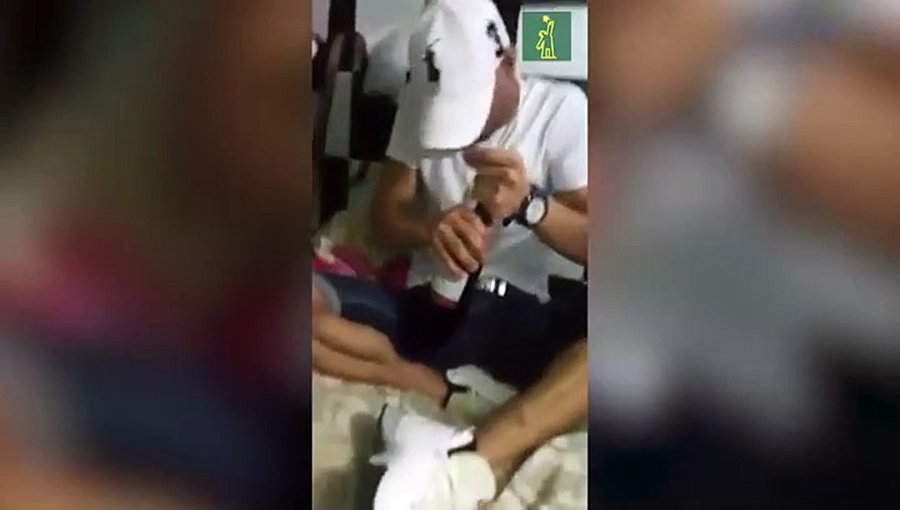 Preso bebe en su celda