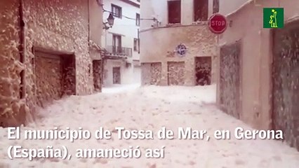 Las calles de un municipio español se llenan de espuma marina