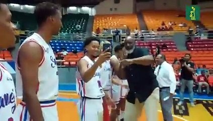 Karl Malone realiza saque de honor en baloncesto de Santiago