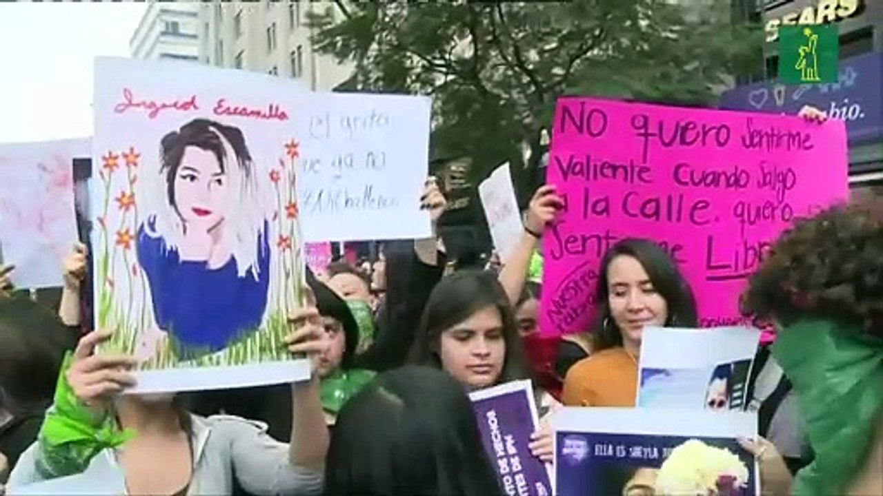Mujeres gritan su indignación en palacio presidencial de México tras brutal feminicidio