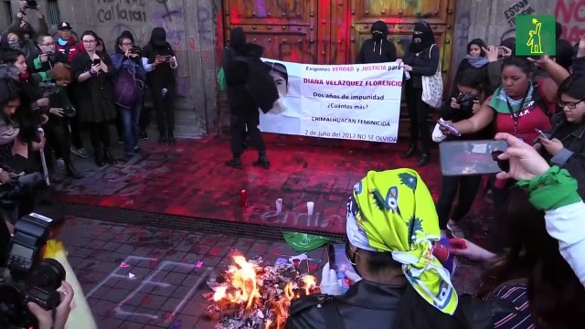 Mexicanas pintan fachada del Palacio Nacional en protesta por feminicidios