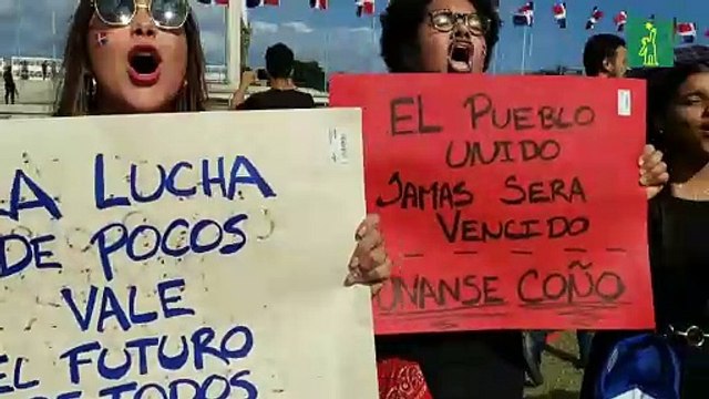 Cientos de dominicanos protestan tras la suspensión de las elecciones