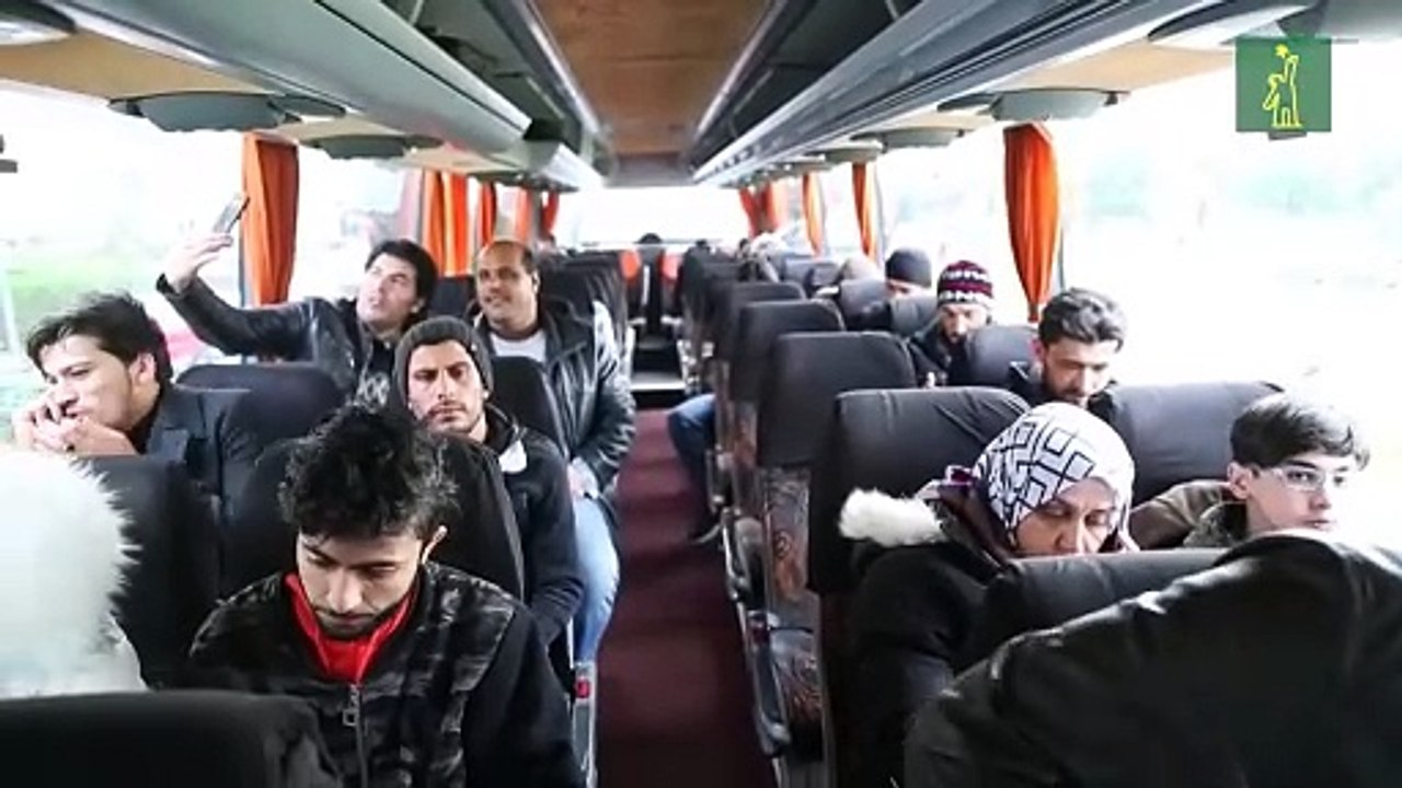 Cientos de refugiados sirios viajan a la frontera griega esperando pasar