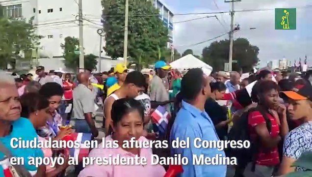 Ciudadanos en las afueras del Congreso en apoyo al presidente Danilo Medina