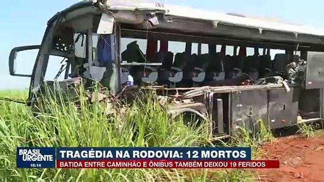 Colisão entre ônibus e caminhão deixa 12 estudantes mortos