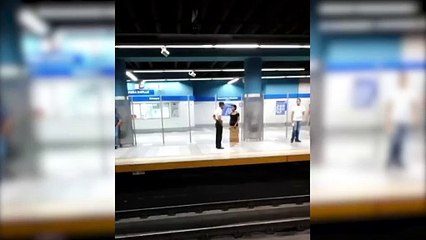 Cuestionan restricción en el Metro de Santo Domingo a jóvenes con pancartas