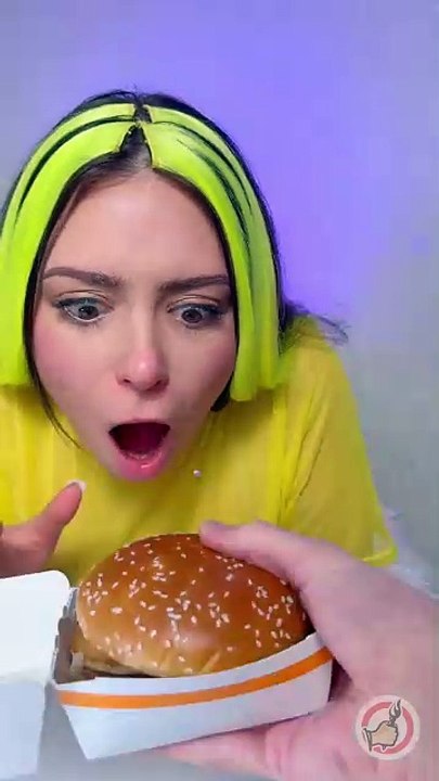 Giant vs Mini Burger Switch!  🍔