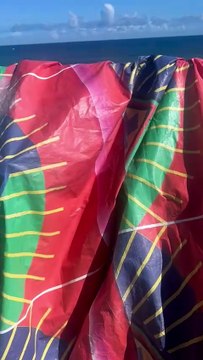 Vendedores denunciam risco de desabamento de passarela dos ambulantes na Barra e mostram áreas danificadas