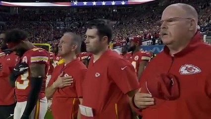 Demi Lovato cantando el himno nacional de los Estados Unidos durante el Super Bowl