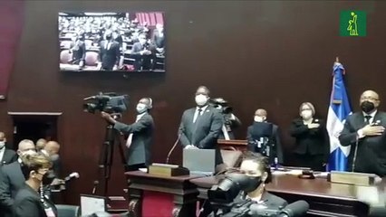Diputados escuchan las notas del himno nacional