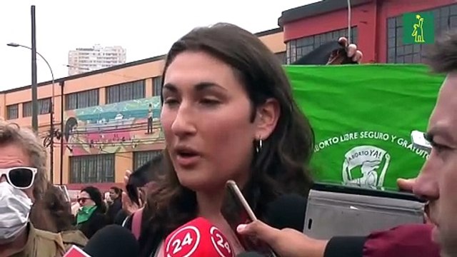 Feministas protestan contra ministra chilena interpelada y le cantan Un violador en tu camino