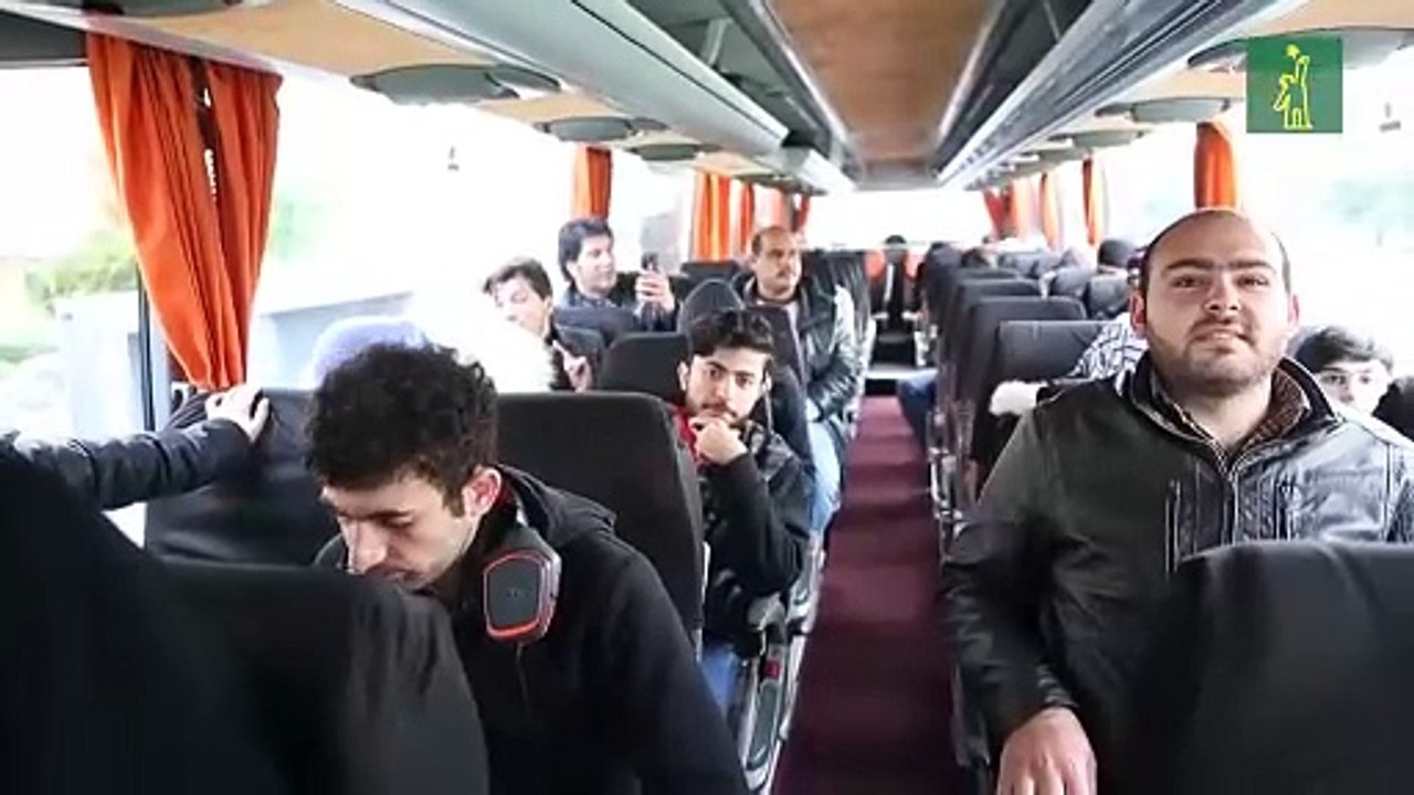 Miles de refugiados sirios acampan ante la frontera griega esperando cruzar