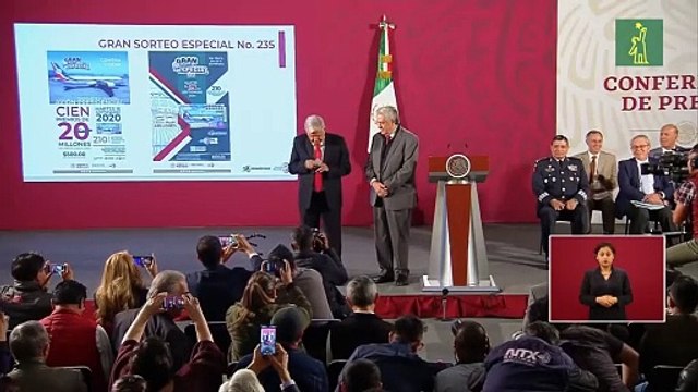 López Obrador compra el primer número de la rifa por avión presidencial