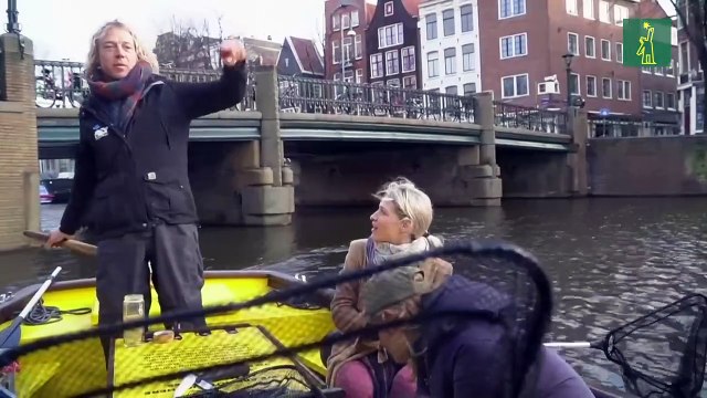 Pescar plásticos en barcos hechos con basura de canales de Ámsterdam
