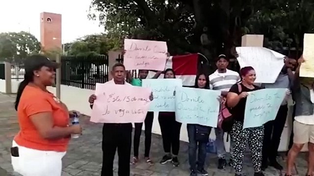 Simpatizantes al Gobierno de Danilo Medina lo esperan frente al Congreso Nacional