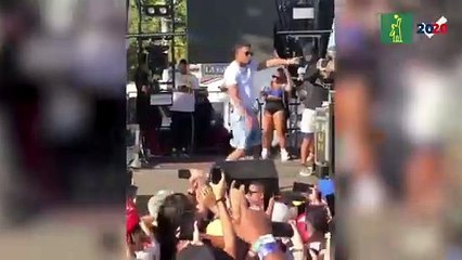 Presentación de Mike Towers en la Plaza de la Bandera