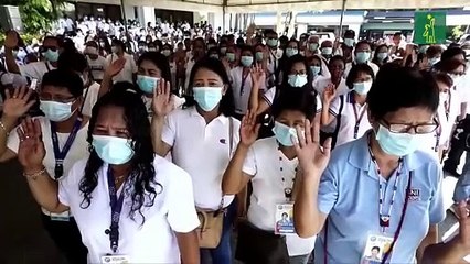 Filipinas prohíbe el contacto físico del presidente Duterte con el público por COVID-19