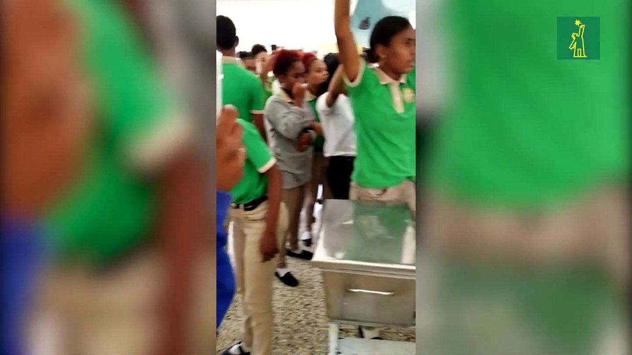 Estudiantes del Politécnico Liliam Bayona (La Romana) protestan por la mala calidad del almuerzo escolar