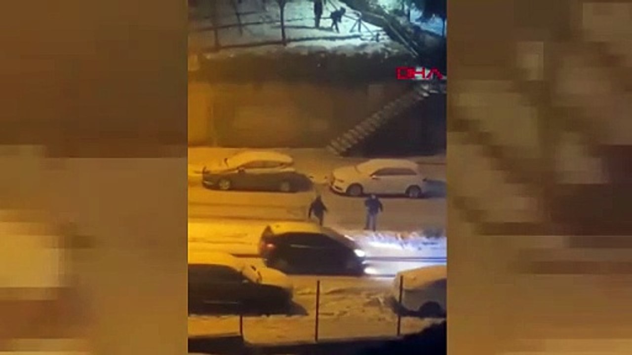İstanbul-Başakşehir'de aracına kar topu atanlar için indi; kayan aracın kaza yaptığı anlar kamerada