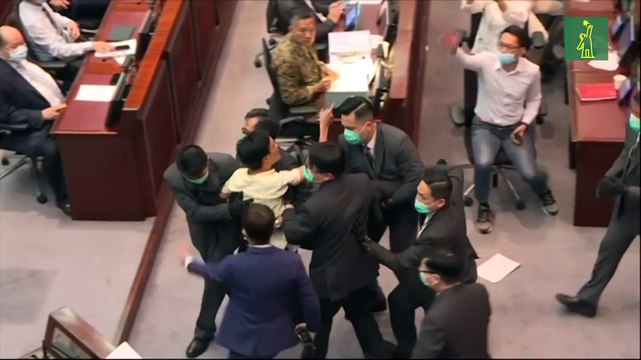 Revive crisis en Hong Kong con acusación de activistas y enfrentamientos en parlamento