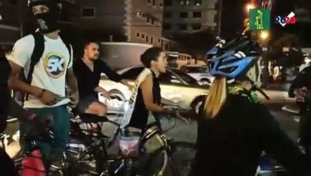Le impiden el paso a ciclista por pancartas relacionadas a las protestas