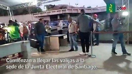 Comienzan a llegar las valijas a la sede de la Junta Electoral de Santiago