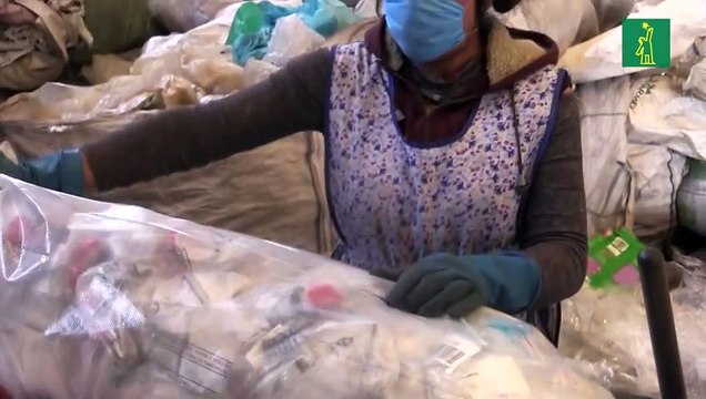 De bolsas de basura a sacos para muertos de COVID-19: la nueva tarea de una fábrica mexicana