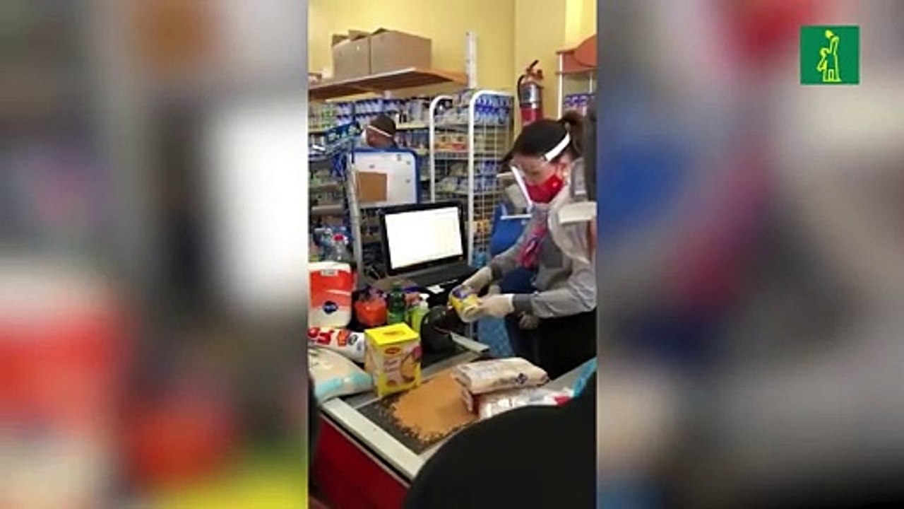 Margarita “supervisa” establecimientos de comida y trabaja de cajera en ellos