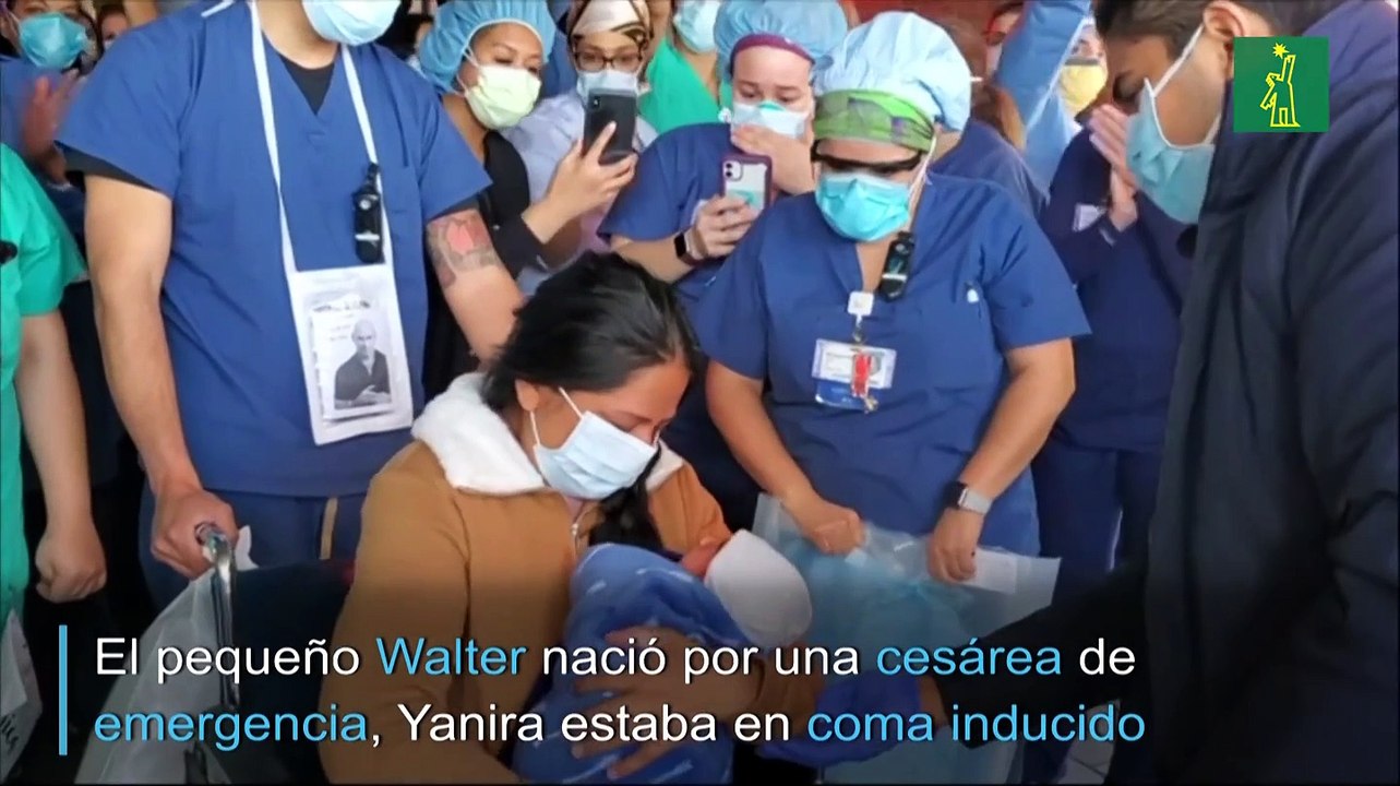 Un recién nacido conoce a su mamá, recuperada de coronavirus