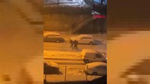 Başakşehir'de aracına kar topu atanlar için indi; kayan aracın kaza yaptığı anlar kamerada