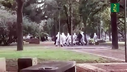 Equipo especial policial y del ejército argentino persiguen a ciudadanos reunidos