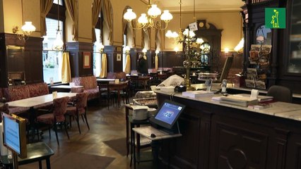 Cafés abiertos, controles en aeropuertos, desinfecciones... Europa avanza en cauteloso desconfinamiento