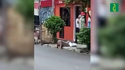 Señora cae en medio de una acera en Villa Juana