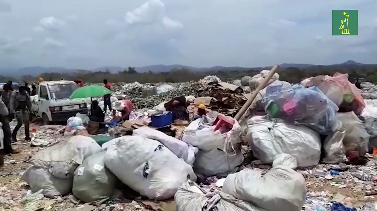 La humareda en Duquesa disminuye, pero no la basura ni los buzos