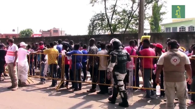 Largas filas de migrantes que buscan regularizar su situación en México