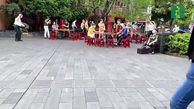 Wuhan vive aún entre el miedo y la cautela con pocas tiendas abiertas