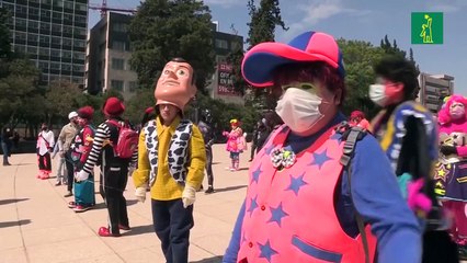 Batman y Superman marchan en Ciudad de México en busca de ayuda ante coronavirus