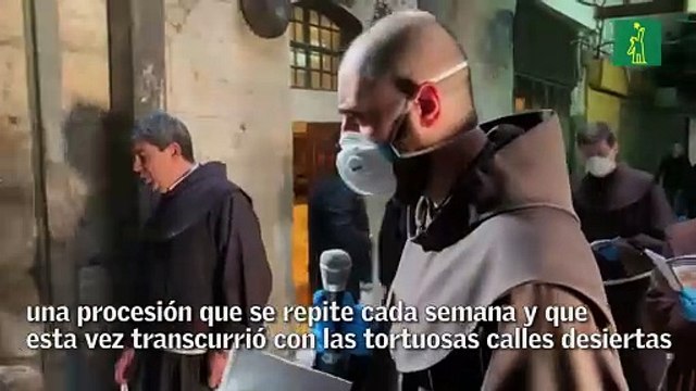 Monjes franciscanos con mascarillas recrean el Vía Crucis en Jerusalén