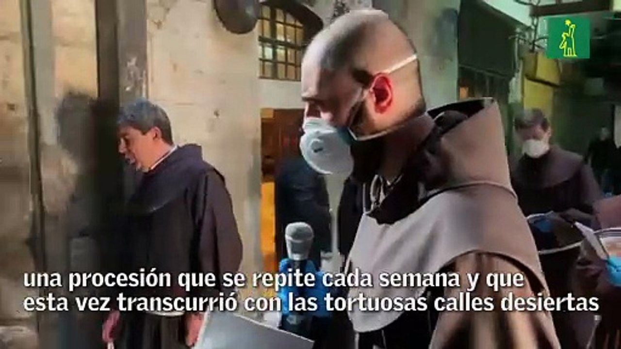 Monjes franciscanos con mascarillas recrean el Vía Crucis en Jerusalén