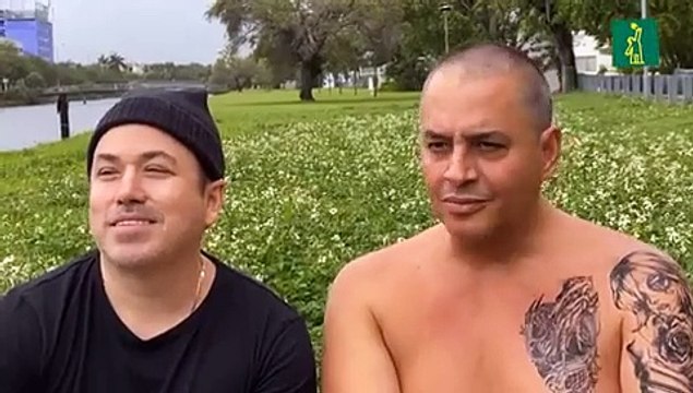 Daniel Sarcos imita con humor beso de Ricky Martin y su esposo en vídeo de Residente