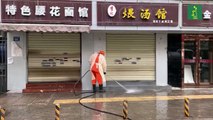 Desinfección, higiene y mascarilla obligatorios para frenar el virus en Wuhan