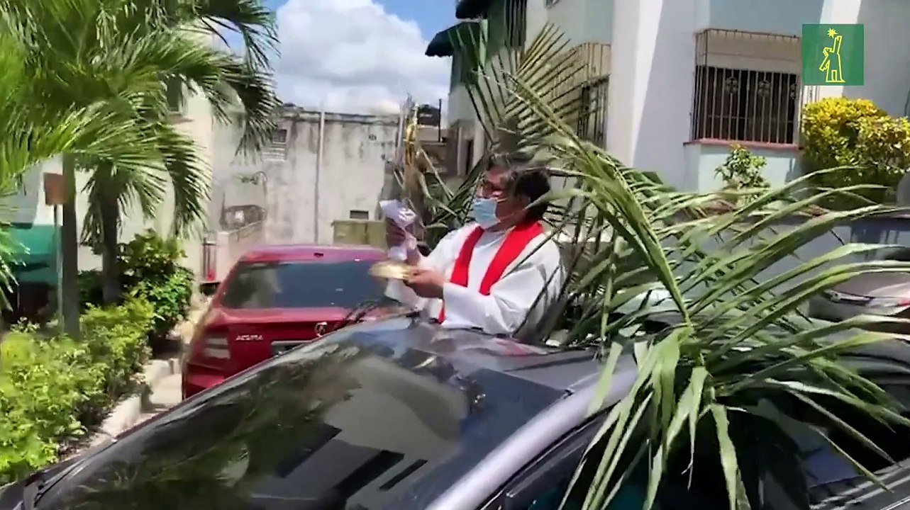 Procesión de sacerdote en carro por Domingo de...
