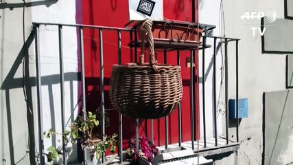 De los balcones de Nápoles suben y bajan las cestas de la solidaridad