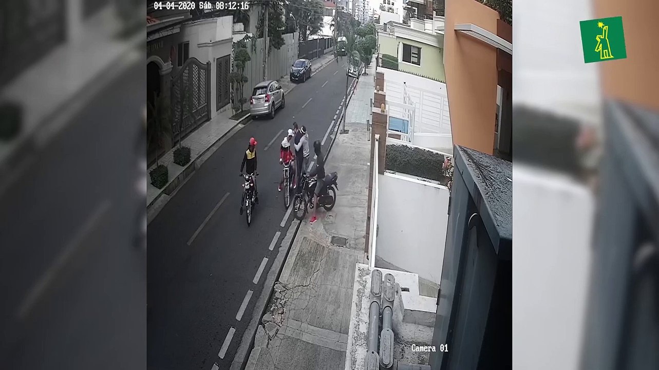 Asalto armado por motorizados a ciudadano