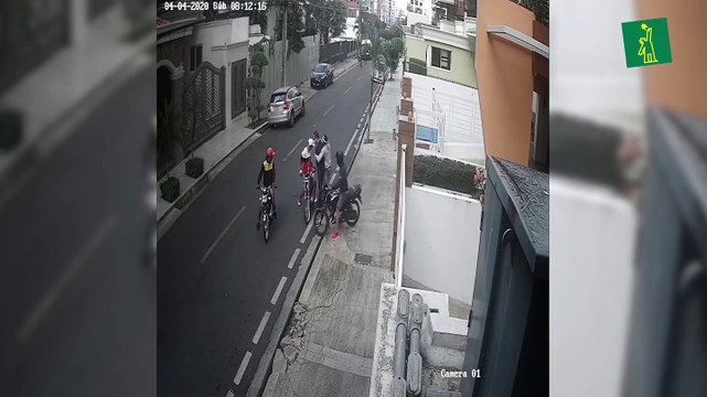 Asalto armado por motorizados a ciudadano