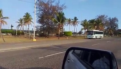 Momento en que son trasladados dominicanos en EEUU
